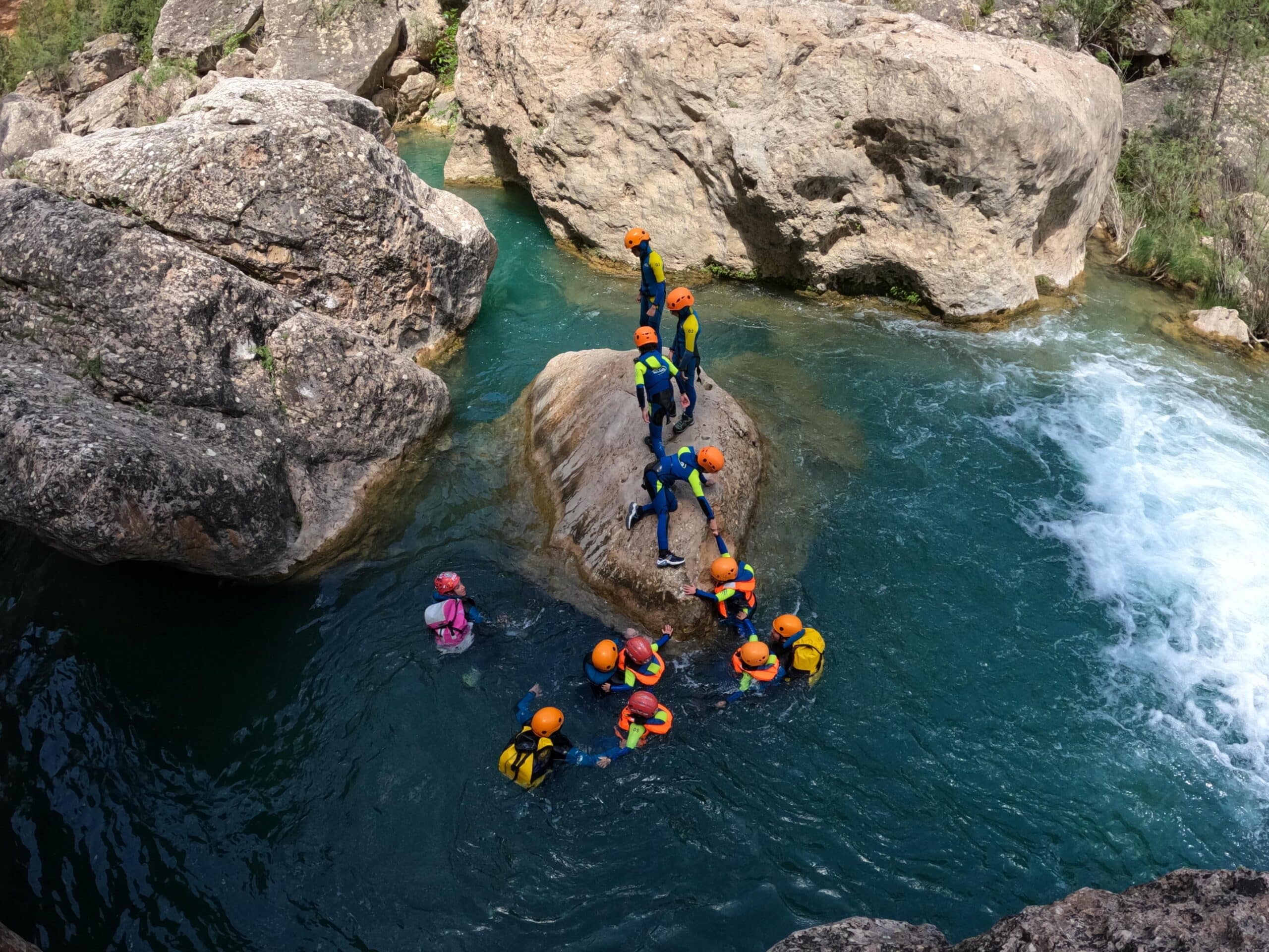 montañismo, rutas de senderismo, escalada y aventura al aire libre